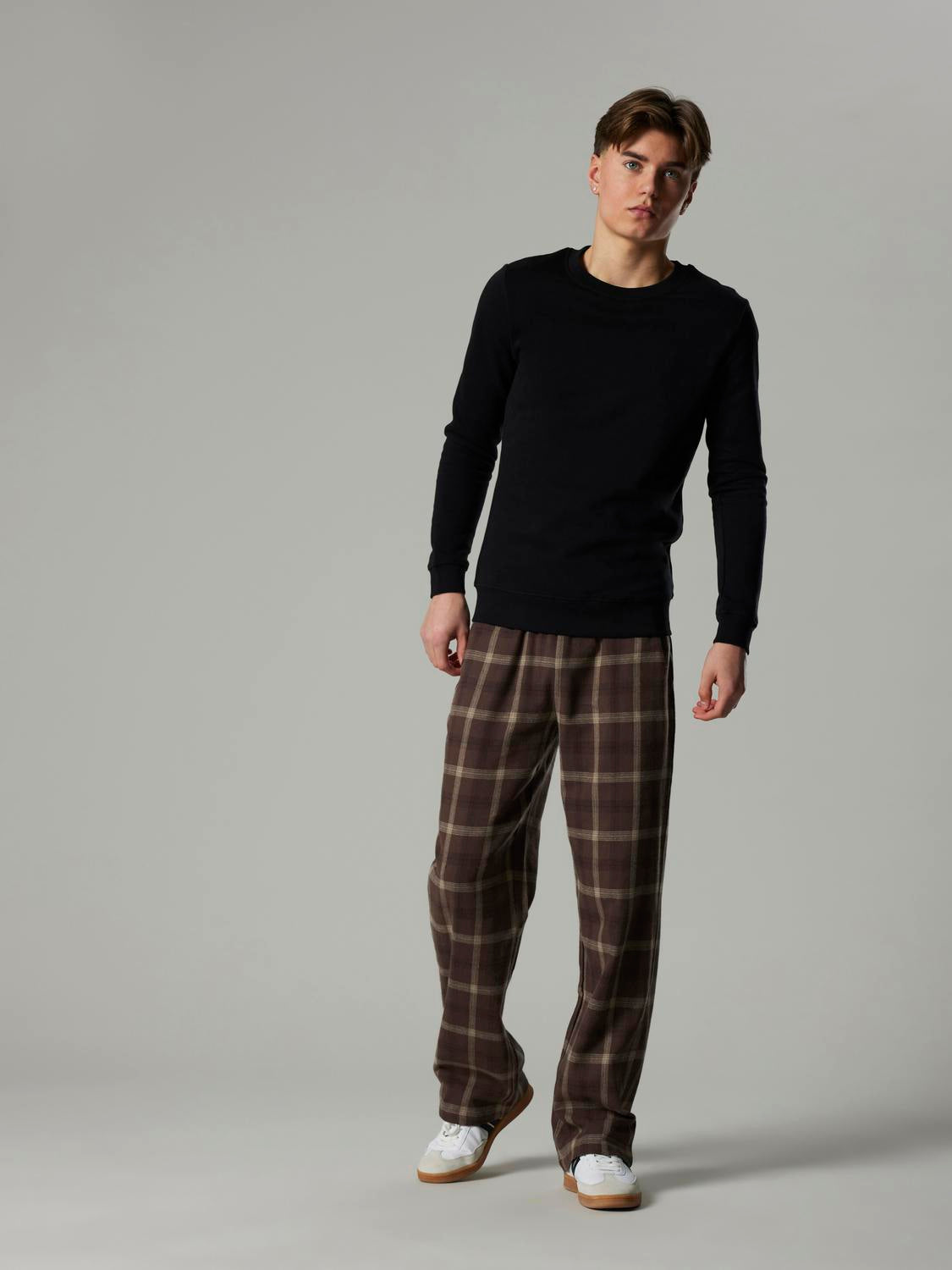 model_shot-creative